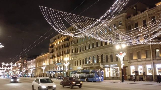 Праздничное убранство и новогоднее сияние светящихся гирлянд на Невском проспекте в Санкт-Петербург смотреть онлайн