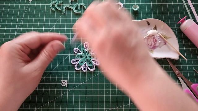 Показываю как создаю снежинку в технике квиллинг. Мастер-класс по новогоднему украшению смотреть онлайн