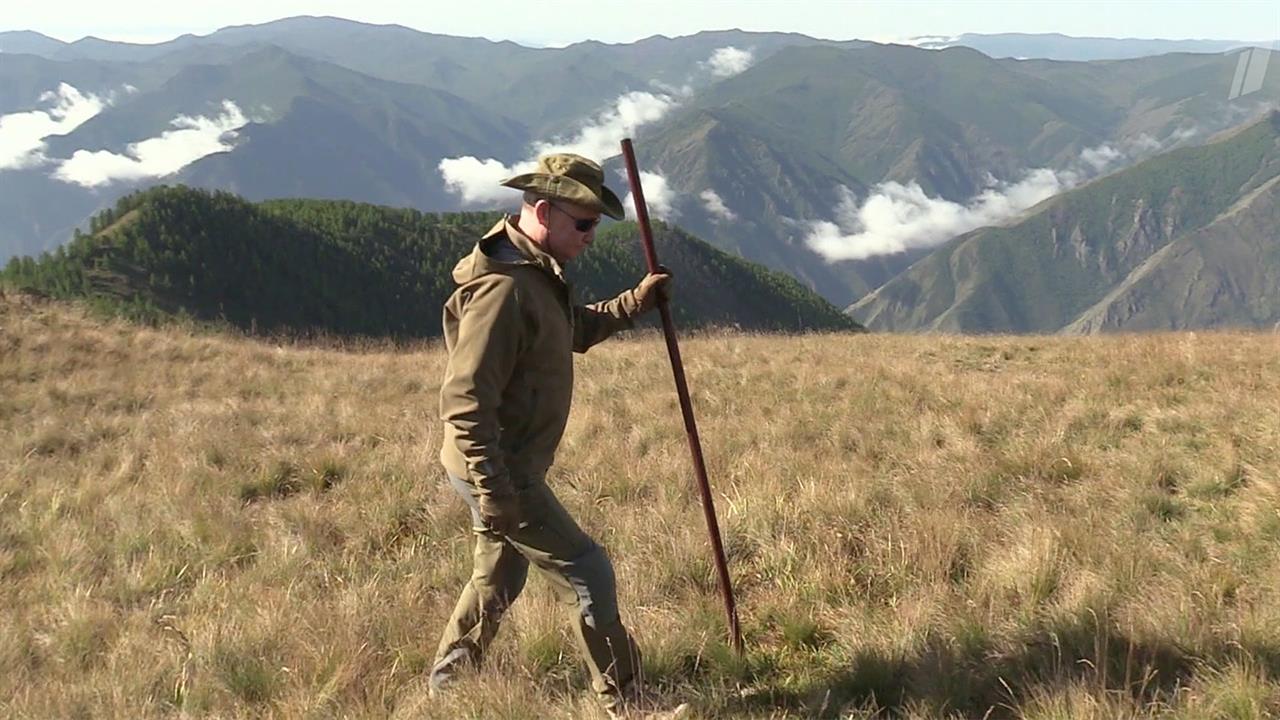 Владимир Путин накануне своего дня рождения прогулялся по сибирской тайге в компании Сергея Шойгу