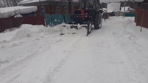 //Учу жену на тракторе чистить снег//