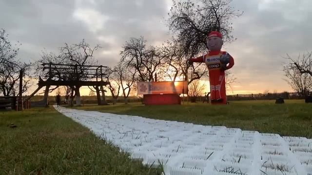 Александр Большунов тренируется на домашней всесезонной трассе Snowplast смотреть онлайн