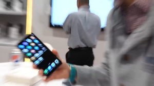 Первый смартфон со сканером отпечатков пальца в экране
