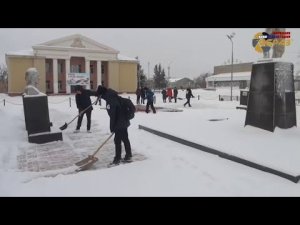 Трудовой десант по отчистке снега юнармейцами Тюкалинска