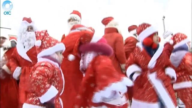 Несколько сотен дедов морозов собрались на площади перед администрацией Дзержинского района смотреть онлайн