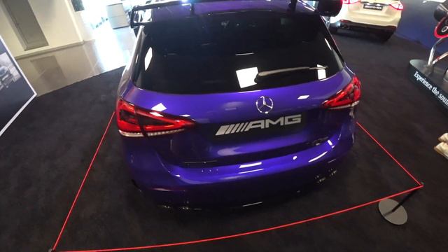 Музей Mercedes-Benz в Лондоні.