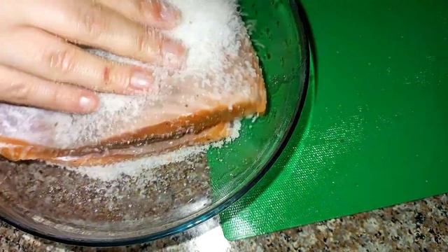Как солить красную рыбу дома быстро и легко.