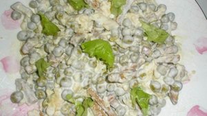 Салат из сухариков с зелёным горошком и сыром