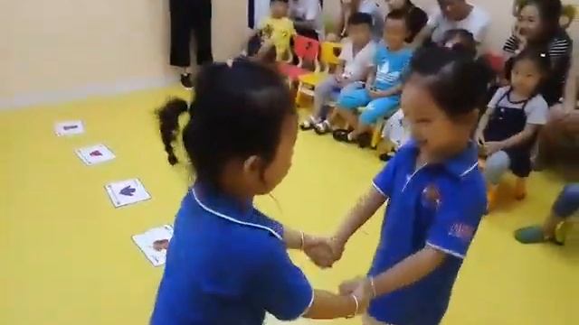 41- ESL Pairs Game | Hold hand and Jump | Flashcards Game |Muxi's ESL classroom fun game смотреть онлайн