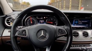 Машина едет сама.