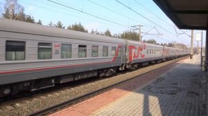 Электровоз ЭП1М-660 с пассажирским поездом