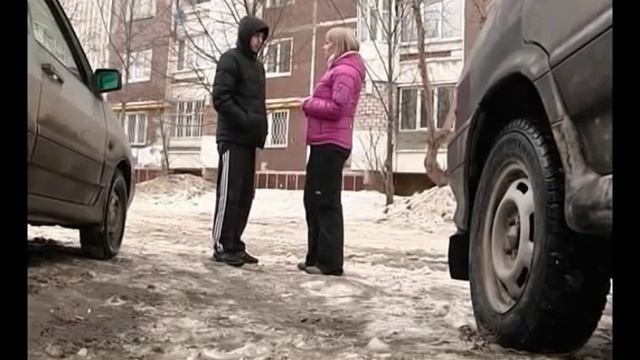 В Самаре на женщину с ребенком упала глыба льда смотреть онлайн