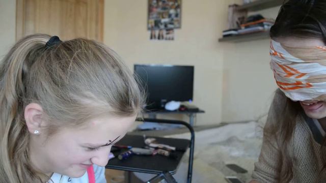 Макияж с закрытыми глазами /Грета красит Яну смотреть онлайн