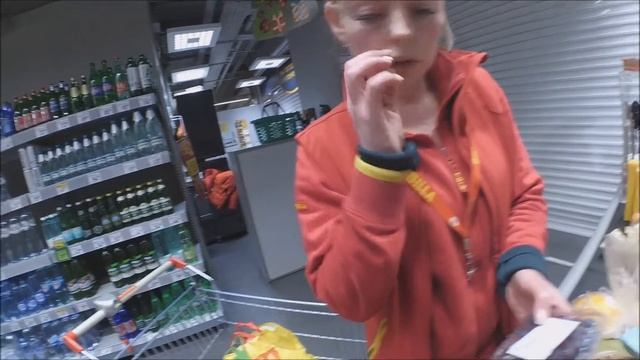 Охранник требует отдать ему сумку. смотреть онлайн