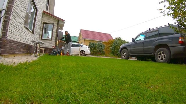 Стригу газон перед домом газонокосилкой McCulloch, куплена в Леруа Мерлен, где сделано в Германии? смотреть онлайн