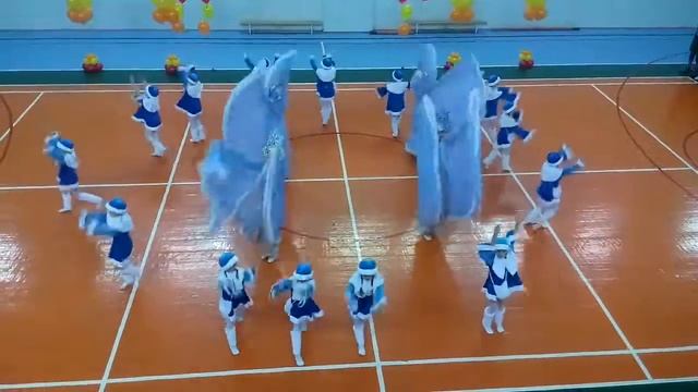 Новогодний танец смотреть онлайн