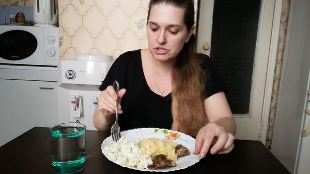 Mukbang: Жаренные свиные рёбрышки, картофельное пюре и летний салатик// любимая домашняя еда///
