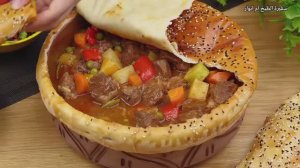 Мясная посуда самое эффектное блюдо ? с хлебом и салатом