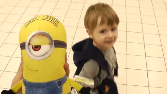 Макс гуляет по магазину и играет в игрушки смотреть онлайн
