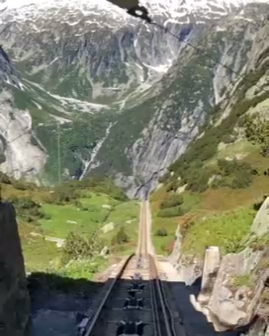 Фуникулёр едет по Альпам с огромной высоты