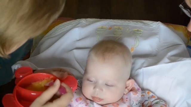 Первый прикорм ребенка (5-6 месяцев). Катя ест овощное пюре из кабачков, которое выбрала САМА! смотреть онлайн