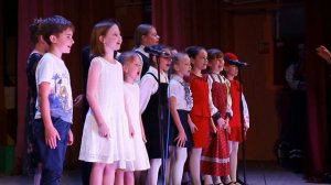 Плывёт, плывёт по небу жёлтый круг