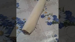 Рулетики из слоёного теста с безе и орехами.