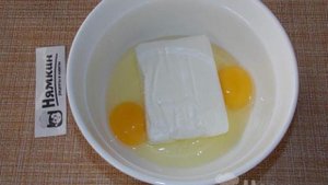 Творожники с арахисовой пастой и изюмом на сковороде