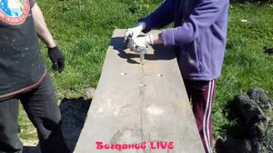 Брутальный стол из старой яблони и старого мощного слэба из дерева.