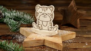 132. Тигрёнок на качалке из фанеры с выжиганием