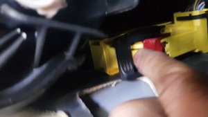 Снятие электроразъёма у дренажной трубки испарителя Тигуан 2 2019г.