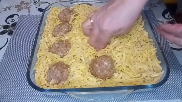 Картофельная запеканка с фрикадельками.Салатик. смотреть онлайн