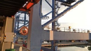 Крепление морских контейнеров на судне