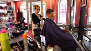 Использование стула-седла SALLI парикмахером