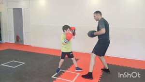 ?7 летний мальчик работает по лапам. #спорт #бокс #тренировки