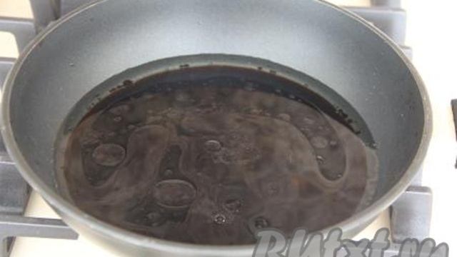 Пельмени в соевом соусе на сковороде