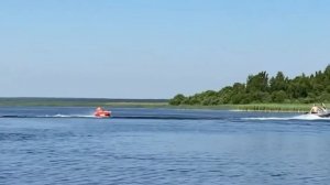 На ватрушке за лодкой ПВХ с мотором 9,9