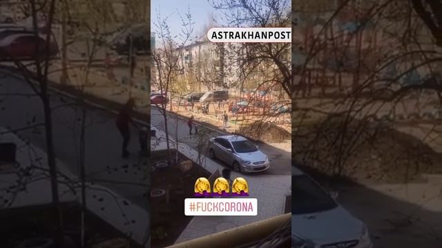 полиция выгоняет с детских площадок родителей с детьми из-за карантина