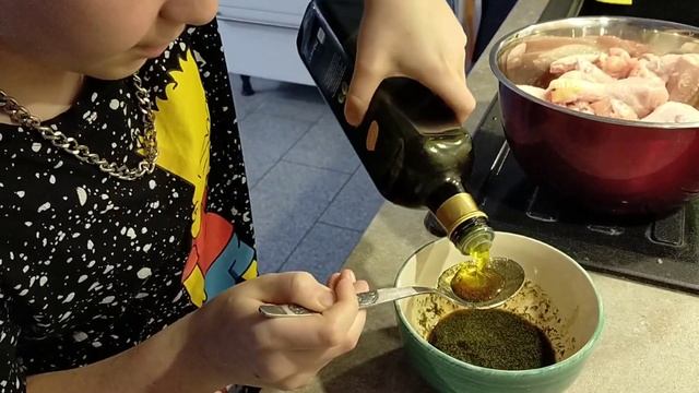 куринные крылышки в соевом соусе.