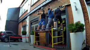 монтаж стеклянного козырька