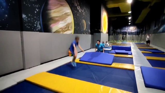 Двойное сальто углом с поворотом. Double angle flip with a twist. смотреть онлайн