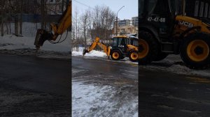 В уборке дорог все средства хороши, подойдёт и отбойный молоток #архангельск #архангельскаяобласт...