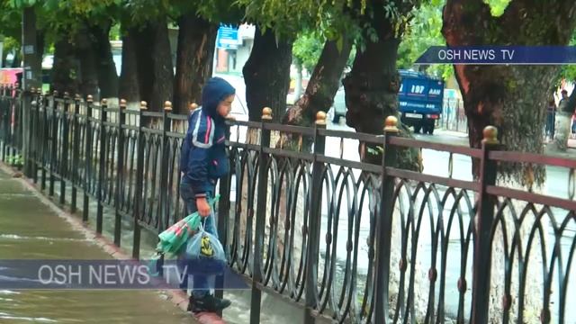 15.06.18 после МОЛИТВЫ АЙТ НАМАЗ Проливные дожди затопили центральные улицы и тротуара города Ош смотреть онлайн