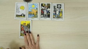 *Изменяет ли мне загаданный человек?" Таро расклад на отношения.