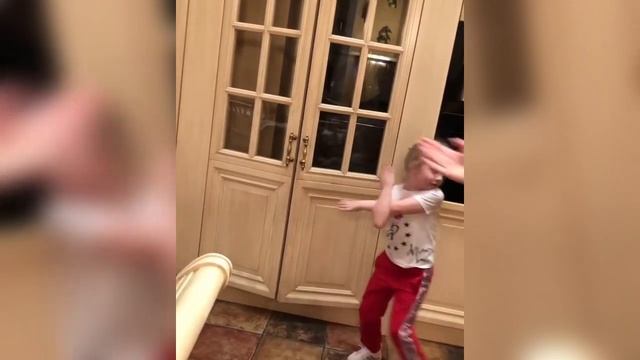 «А со стола вытереть?»: Алла Пугачева сняла на видео, как Лиза танцуя убирается на кухне замка смотреть онлайн