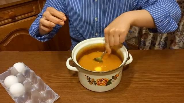 Пять способов как покрасить яйца к пасхе натуральными красителями.
