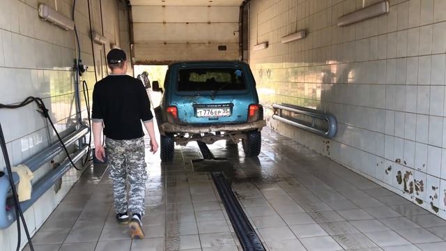 Парни на мойке отказывались мыть ниву, но смотреть онлайн