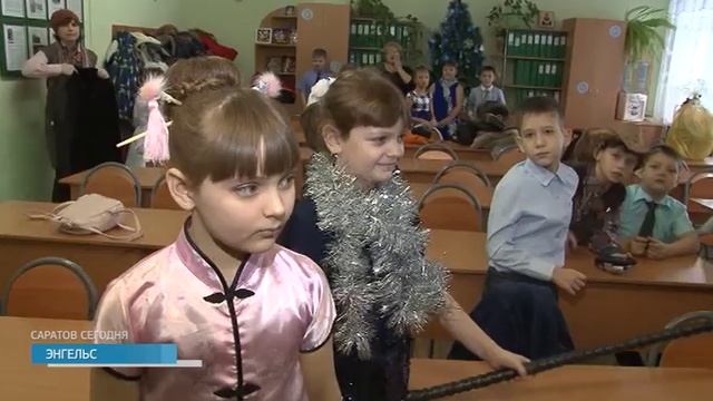 В школу Энгельса на утренник пришла Малефисента смотреть онлайн