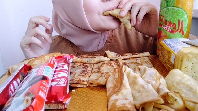 АСМР ИТИНГ.БЛИНЧИКИ С МЯСОМ,С ТВОРОГОМ СМЕТАНОЙ ?ШОКОЛАДЫ?"Мукбанг" смотреть онлайн