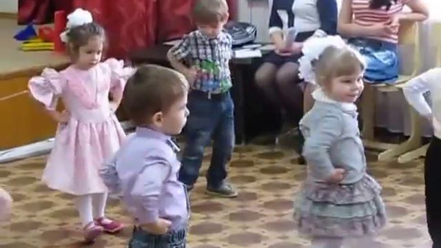 Смешные детки поют.  Смешные малыши.  Мы стирали.  Детсад.