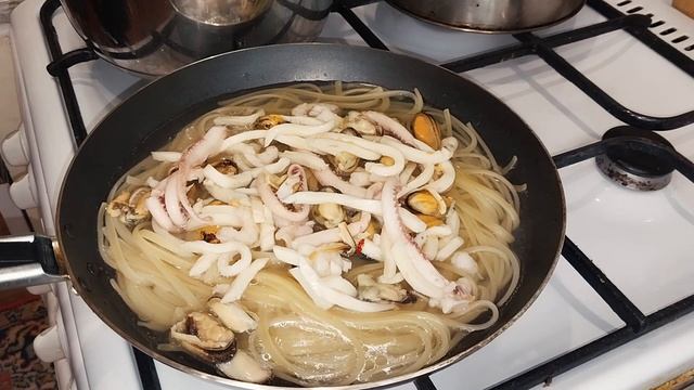 Так вкусно я еще никогда не ел! САМАЯ ВКУСНАЯ В МИРЕ ПАСТА С МОРЕПРОДУКТАМИ! ПРОСТО-ВКУСНО! Рецепт
